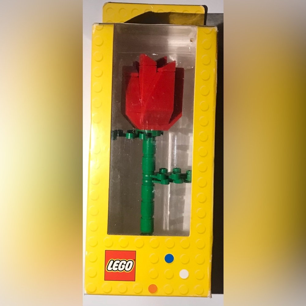 TOY COLLECTABLE: Limited Edition Lego Rose. NWT